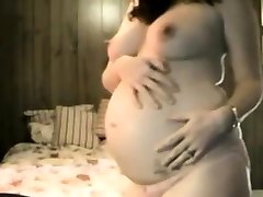 una ragazza incinta umilia suo marito in webcam