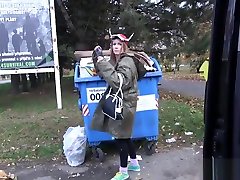 piccola magrolina pazza che aspetta gli alieni quando incontra uno sconosciuto nel furgone e lo scopa