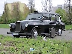 ebenholz stunner saugt und fahrgeschäfte ein groß dick in ein fälschung taxi