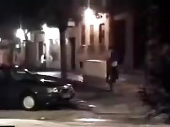 Une brunette en jeans se fait doigter dans la rue exhib
