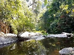 el orgasmo ruidoso en el río salvaje de la selva