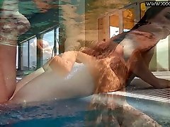 Svelte bikini hottie Nicole Pearl flashes her nice rounded bum underwater