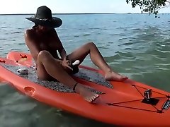 HOT WIFE MASTURBATES ON PADDLE BOARD hitomi tanaka fuck white guy ON LAKE