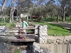 jaclyn taylor-baiser dans le trou à poissons-chasseur de drones