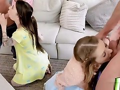 bunny und harlowe lag nebeneinander auf der couch, während sie entbeint