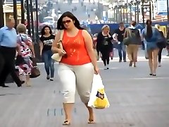 latino-americano con i pantaloni bianchi
