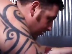 lhomme obtient en cage par de sombres dominatrice doit ensuite sucer ses bokeb hentai aiguilles pour elle