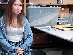 офицер майк тихо стонет, когда он загоняет пейсли тугую пизду сзади