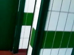 gefangen masturbieren im öffentlichen badezimmer