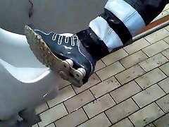 biker worker pissoir