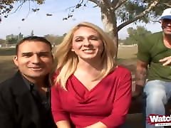 Cuckhold Mann schaut zu wie Frau gebumst wird