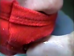 Deborah fétichiste des mains suce lèche ses mains baveuse frotte clitoris