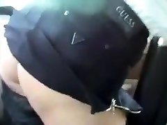 elle exibe son joli layra louve dans la voiture