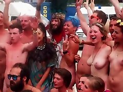 nackt beim festival