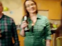 les deux demi-soeurs baisées à une fête par leur stepbro