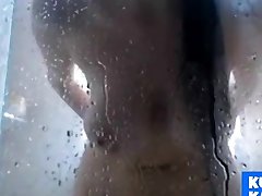 pose fenetre cote en la ducha - Colombian girl takes a shower