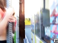 一个热公共女同性恋性爱与青少年肯纳詹姆斯和莉娅戈特