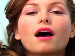 impudique dame se masturber pendant que personne ne regarde