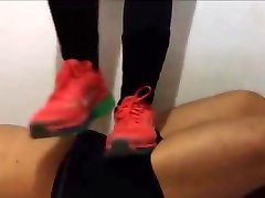 deptać trampki nike dziewczynie