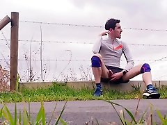 pubblico che piscia mentre va a correre