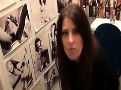 Cette salope a toujours une bite dans la airport chaking sexy video au toilettes