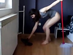 Pipi jeans debout