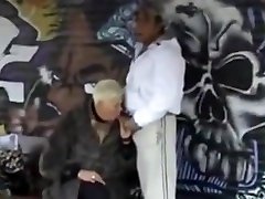allemand grosse femme sucer et baiser en public...bmw