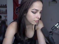 Gamer girl getting topless to the twins mom fuck of the music