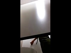 шпион молодые парни играют с петухом в gloryhole
