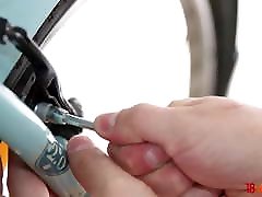 18 Videoz - Kris the Foxx - Virgin 1st anal orgasm on cam
