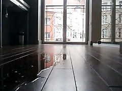 ich musste pinkeln und tat es auf dem boden