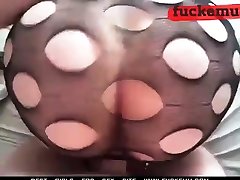 hot mom melken in einer flasche und sprühen milch auf ihr gesicht von ihren titten!