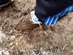 nike seachindo ngintib r4 covered in mud