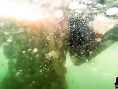 gros seins naturels milf niemira bandes sur une île ensoleillée