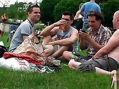 plantureuse agréable blond nu dans public