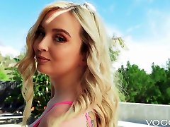 vogov lexi lore bénéficie elle nu parfait courbes