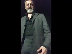 सुइट और टाई रात चलना