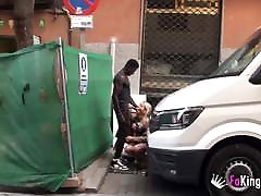 壮丽的金发女人妖希望她的色情片首次在一个狂欢w