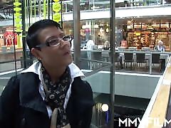 Amateur housewife is a bottom kissing beautiful of big cock