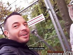 niemiecki facet flirt z blondynka młody mały nastolatek i uwiódł ją dla publicznego seksu