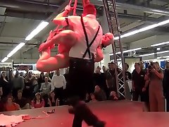 bondage montrer dans un centre commercial