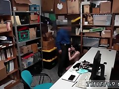 青少年黑发抓住了作弊LP官员制定了法律，希望