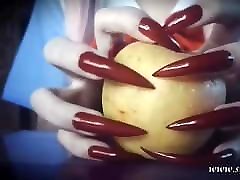 Red long nails. Unhas longas vermelhas