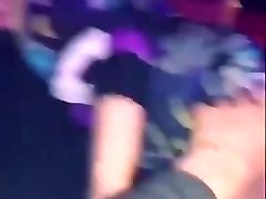 Day McCarthy mostrando a bunda em balada
