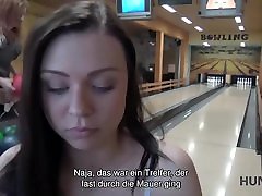 HUNT4K. Reicher Kerl trifft armes Paar beim Bowling und fickt Mädchen hart