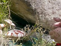 junge wissenschaftlerin findet eine rätselhafte frau im wald