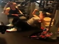 due lesbiche ragazze calde di lavoro duro con un dildo in palestra