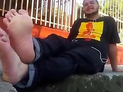 pokazywanie sexy szerokie stopy