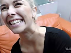 hunt4k. rasée vagin de jolie blonde devrait être ramoner