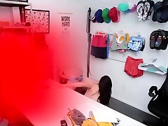 skinny brunette ladendieb erträgt eine tiefe streifen-suche